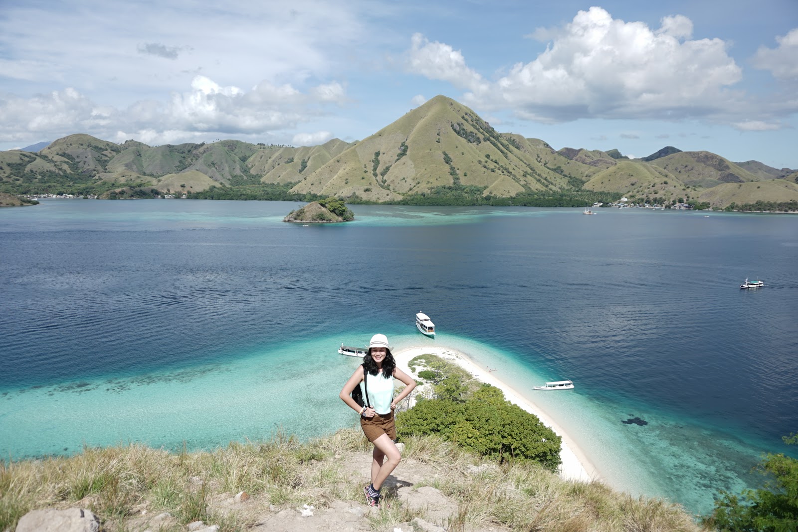 Batu Bolong Dive Site Guide 2027: The ‘Aquarium’ Pinnacle of Central Komodo